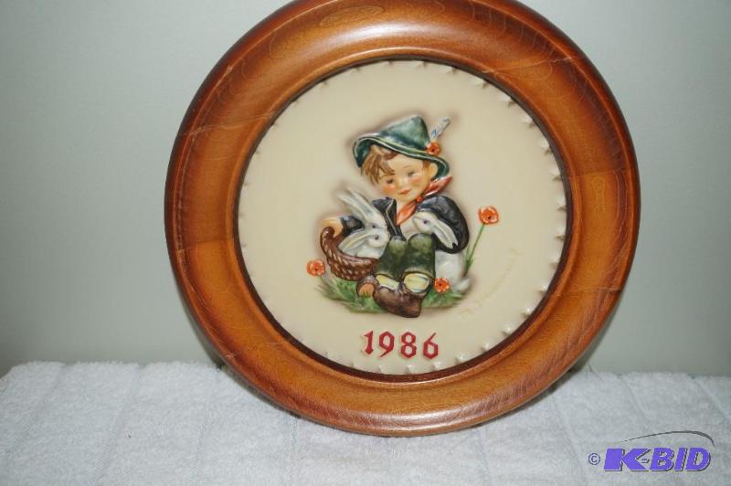 lot 249 image: Sixteenth Annual 1986 M.I. Hummel Collectors Plate in Wood Frame