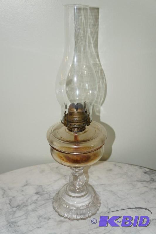 lot 264 image: Vintage Glass Oil Lamp