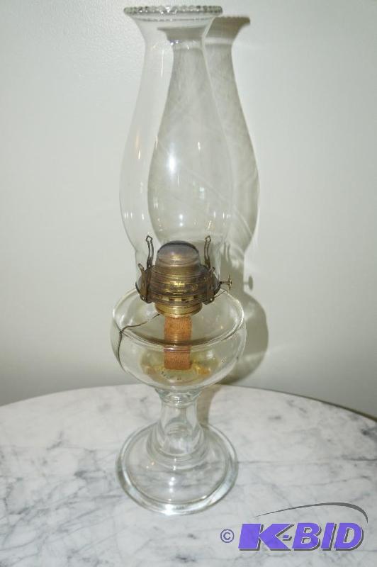 lot 275 image: Vintage Glass Oil Lamp