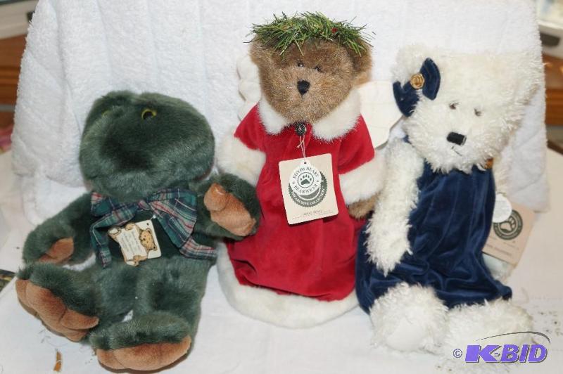 lot 291 image: Lot of 3 Boyd Bears