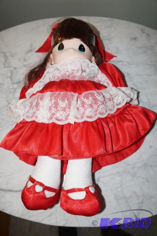 lot 37 image: Chloe 1998 Sweetheart Doll 7th Edition Precious Moments Doll