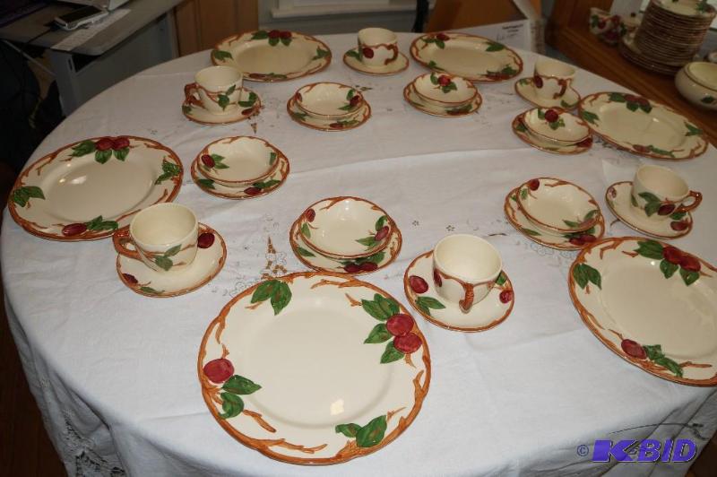 lot 166 image: Franciscan Apple Pattern 30 Piece Dinnerware Set