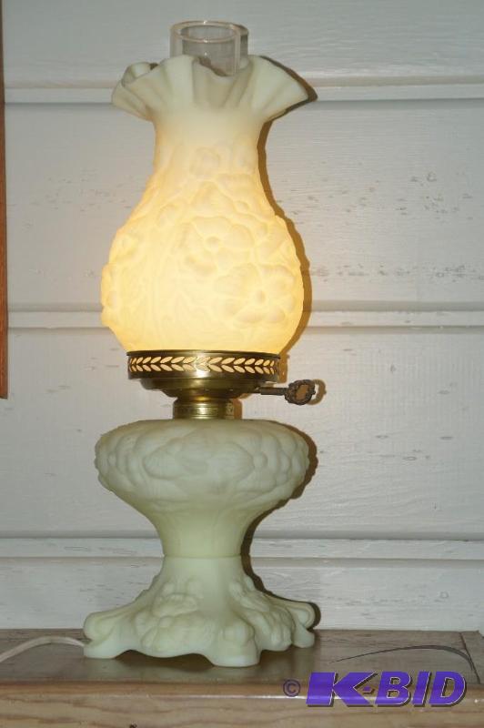 lot 20 image: Fenton Pale Yellow Double Globe Electric Light