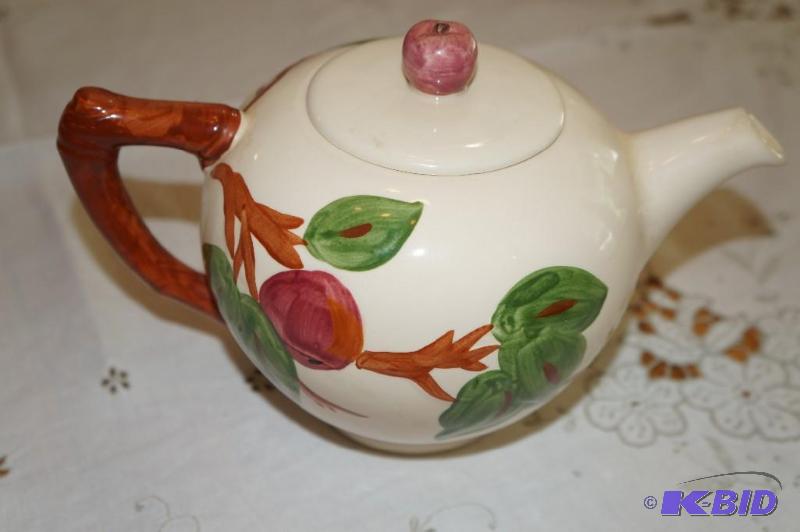 lot 207 image: Franciscan Apple Pattern Teapot