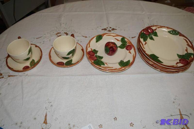 lot 208 image: Franciscan Double Apple Pattern Odd Pieces