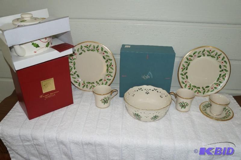 lot 103 image: Lot of 8 Christmas Lenox Glassware