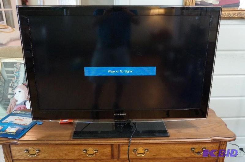 lot 11 image: Samsung 40 Flat Screen TV with Remote Control