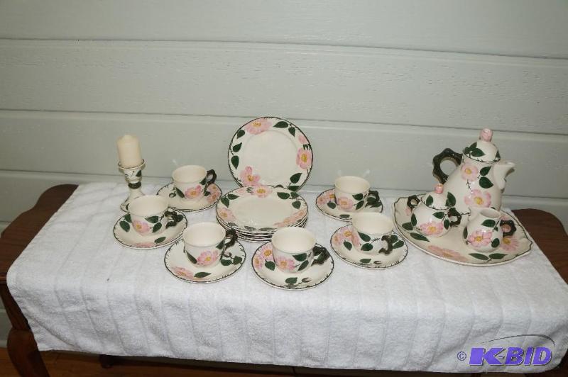 lot 122 image: 23 Piece Set of Wildrose Pattern by Villeroy & Boch