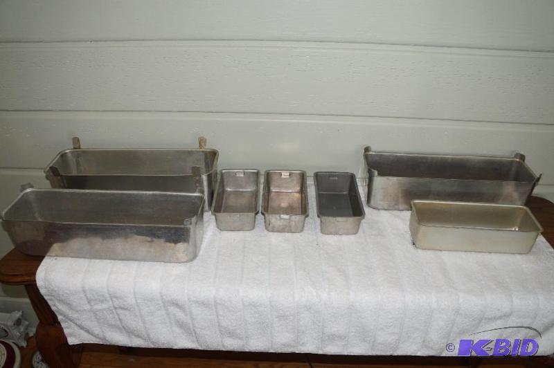 lot 153 image: Lot of Aluminum Baking  Bread Pans