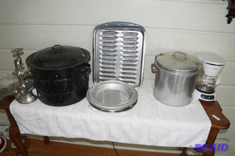 lot 159 image: Large Lot of Kitchen Items