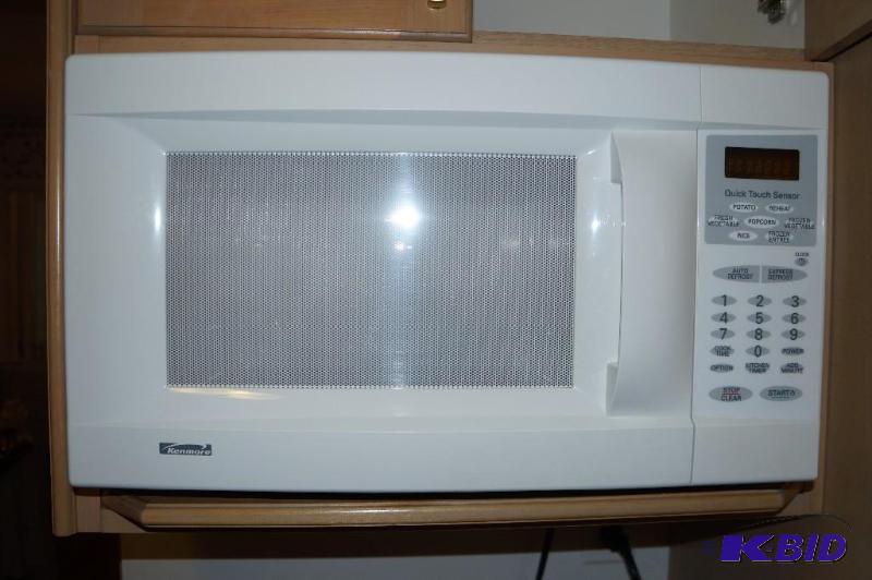 lot 175 image: Kenmore 1100 Watt White Microwave