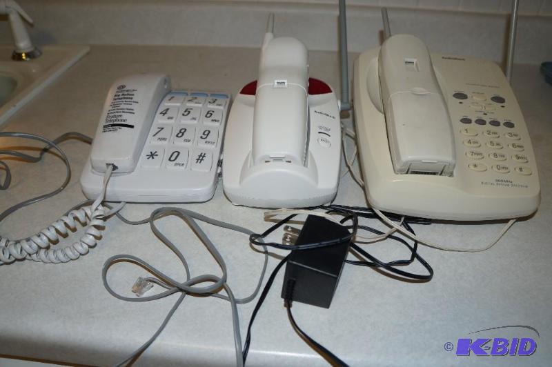 lot 183 image: Lot of 3 Cordless Phones 1 has Built In Answering Machine