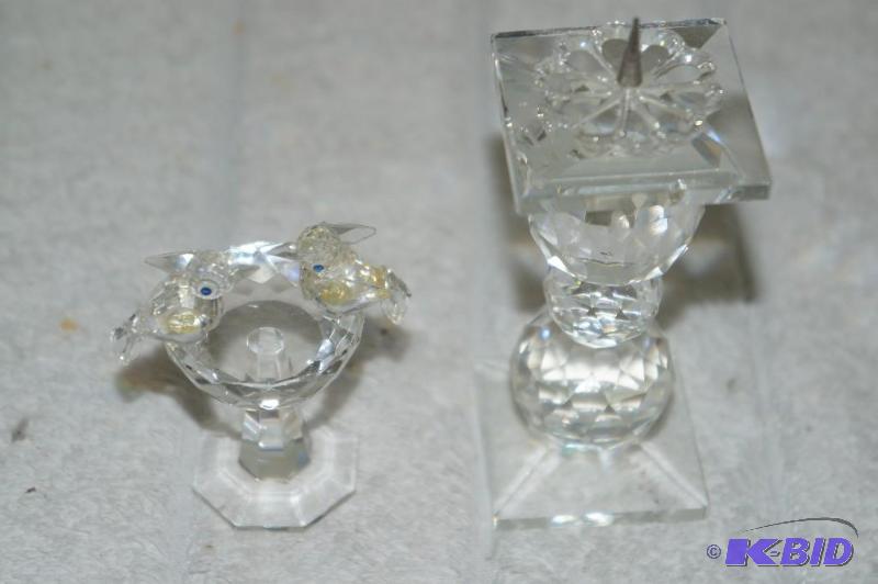 lot 198 image: Set of 2 24% Lead Crystal Pieces - Candle Stick Holder and 2 Birds on a Bird Bath
