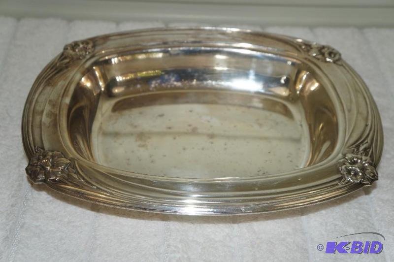lot 232 image: Roger Bros. Daffodil Pattern Sterling Plated Platter  Tray