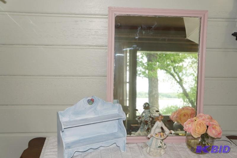 lot 261 image: Lot of 4 Home Decor Items