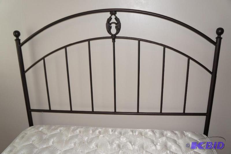 lot 262 image: Full Size Metal Framed Bed