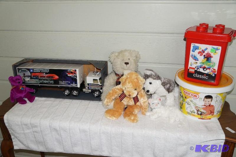 lot 274 image: Lot of Toys