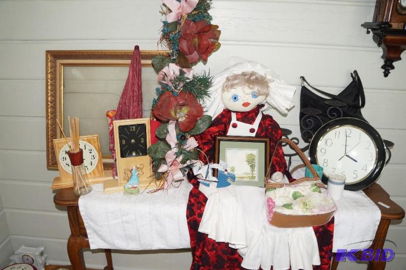 lot 275 image: Large Lot of Home Decor