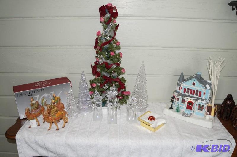 lot 284 image: Lot of Christmas Items