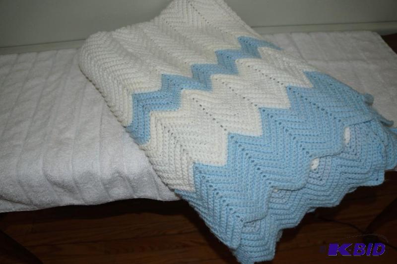 lot 289 image: Single Bed Size Handmade Afghan