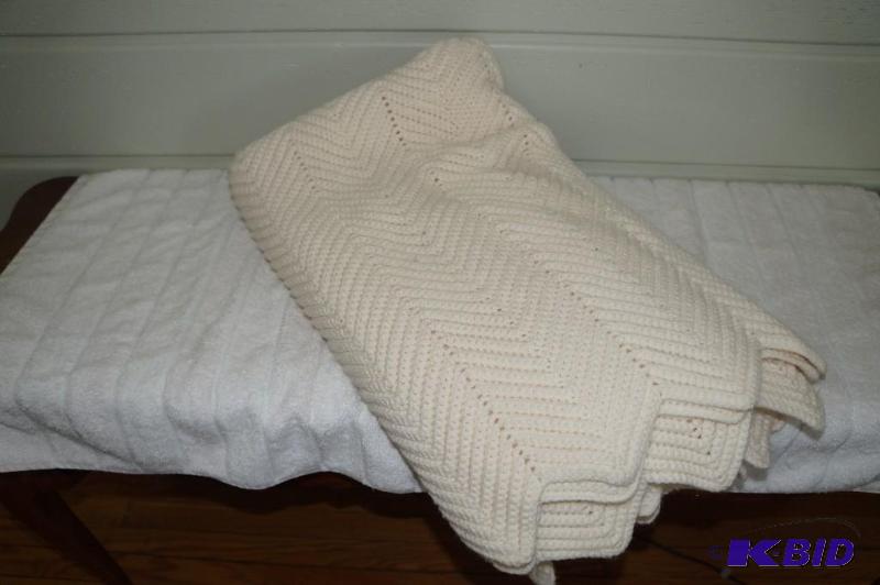 lot 290 image: Single Bed Size Handmade Afghan