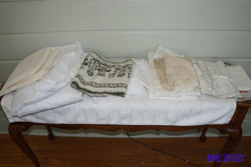 lot 295 image: Lot of Linens