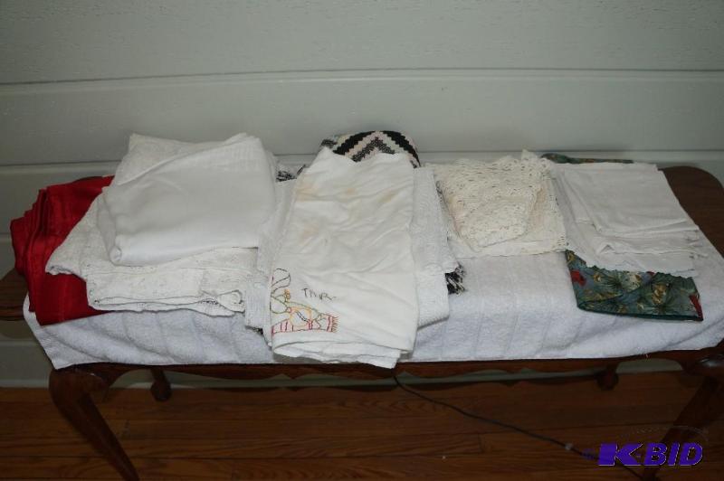 lot 296 image: Lot of Linens