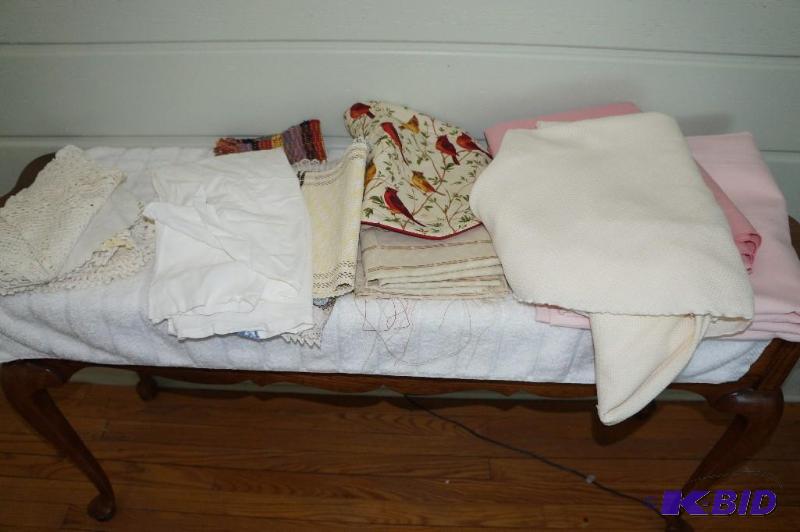 lot 297 image: Lot of Linens