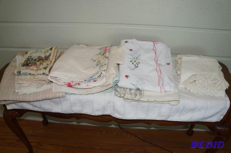 lot 298 image: Lot of Linens