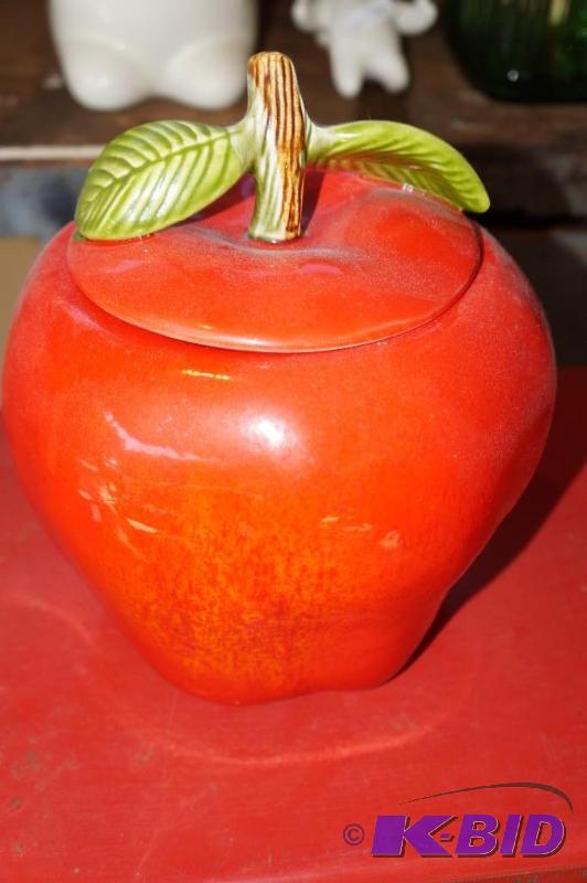 lot 321 image: Apple Cookie Jar