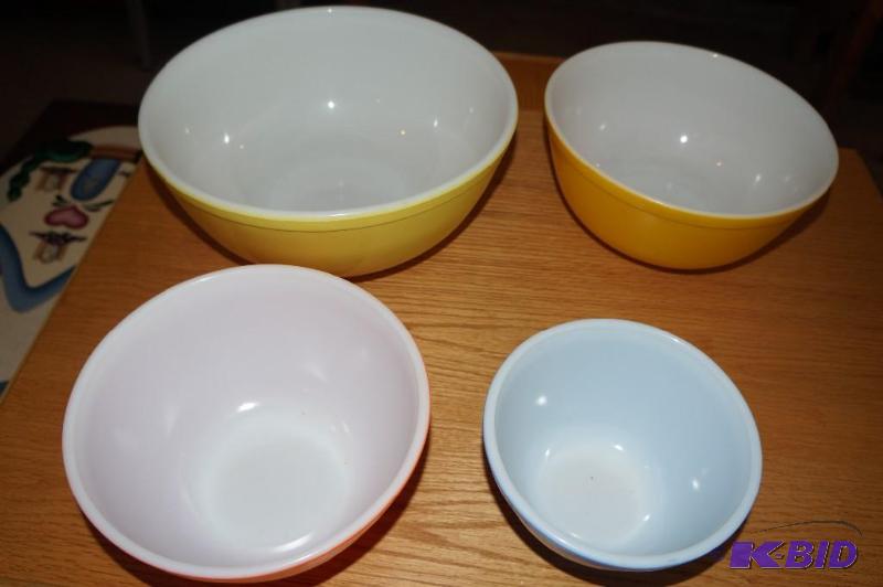 lot 340 image: Lot of 4 Pyrex Glass Bowls
