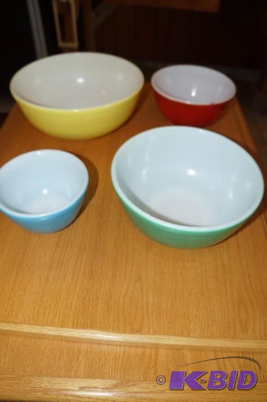 lot 341 image: Lot of 4 Pyrex Glass Bowls