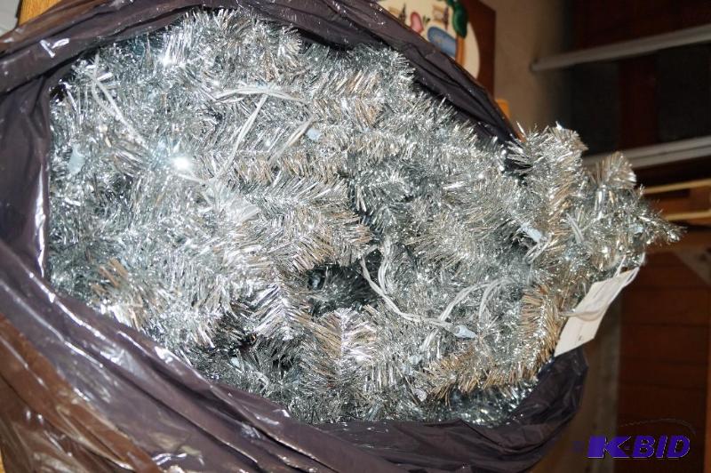 lot 344 image: Lot of New Lighted Christmas 9 x 12 Garland