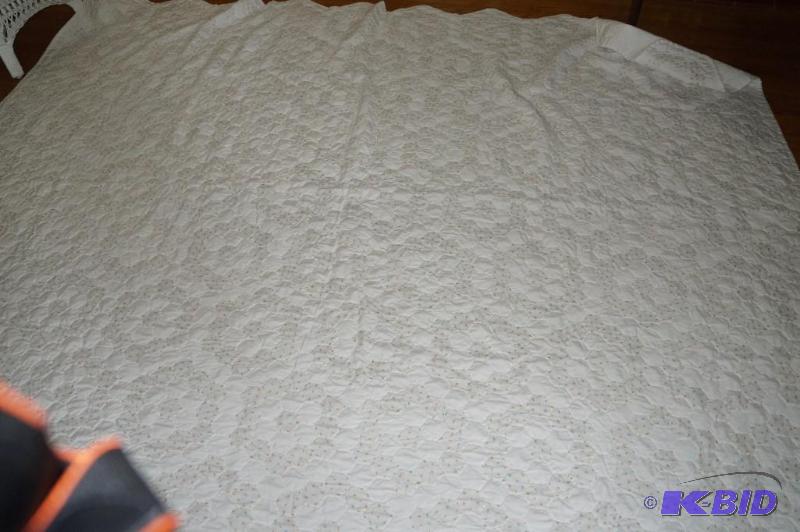 lot 37 image: Handmade Quilt 88 x 112