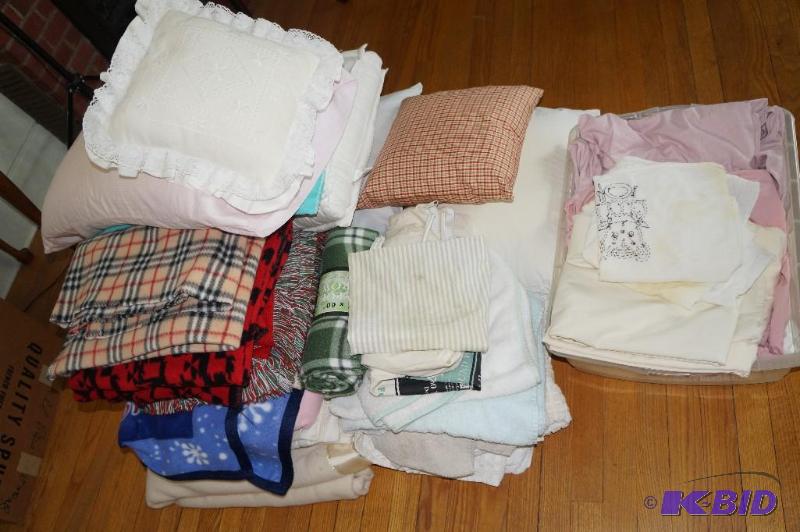 lot 43 image: Large Lot of Bedding, Towels & Apron