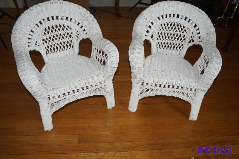 lot 45 image: Set of 2 Child Size Wicker Chairs