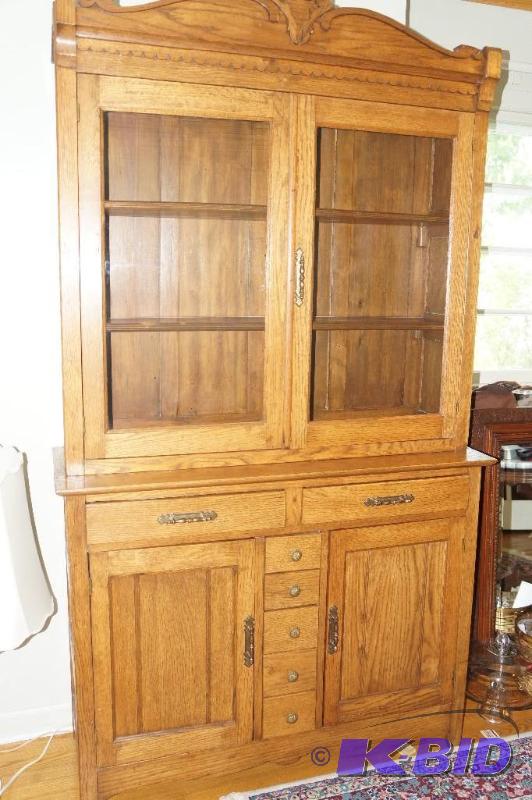lot 48 image: Vintage China Hutch
