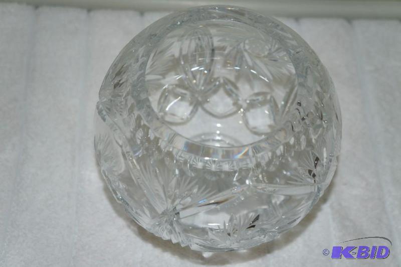 lot 74 image: Crystal Round Vase