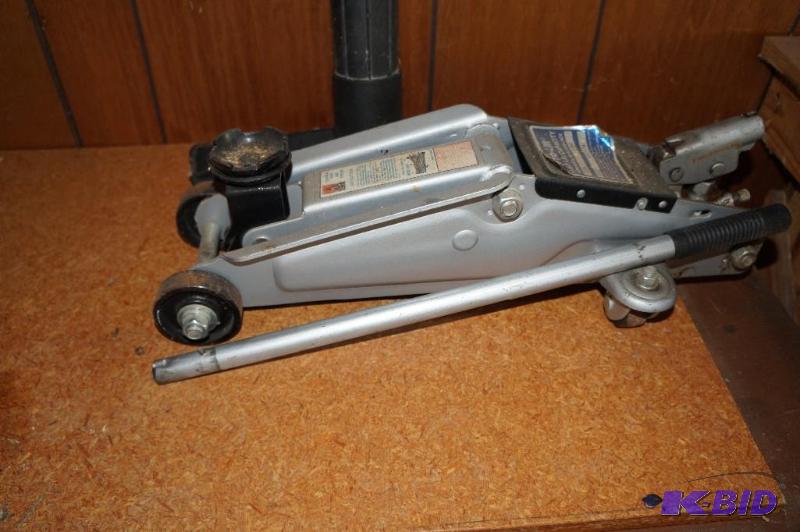 lot 23 image: 3 Ton Hydraulic Car Jack