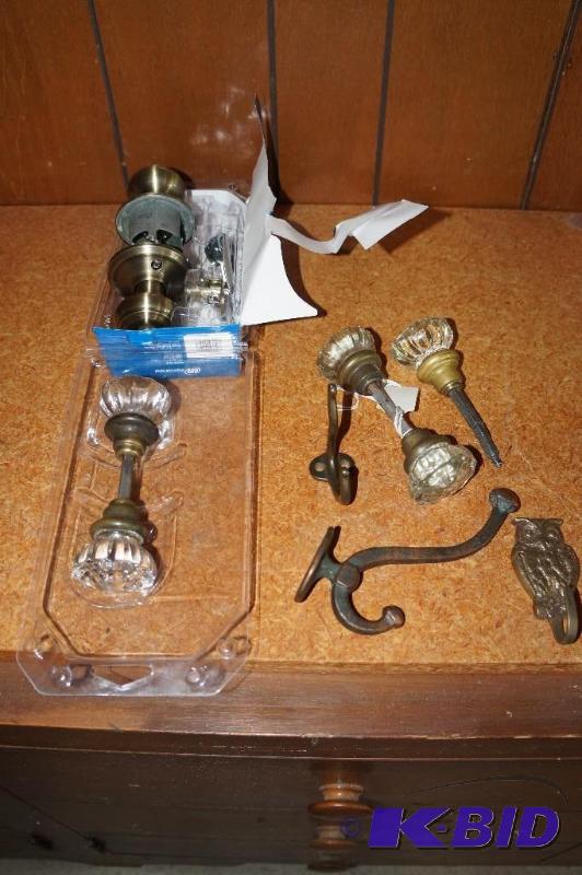 lot 24 image: Lot of Door Knobs, including 2 12 Vintage Glass Door Knobs & Brass Coat Hooks