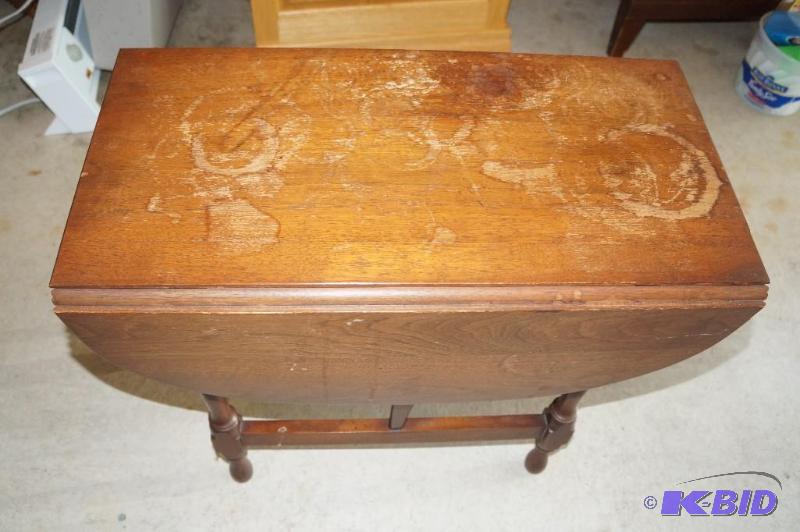 lot 3 image: Drop Down Leaf Table