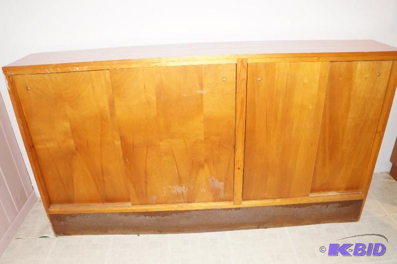 lot 49 image: Nice 4 Sliding Door Cabinet