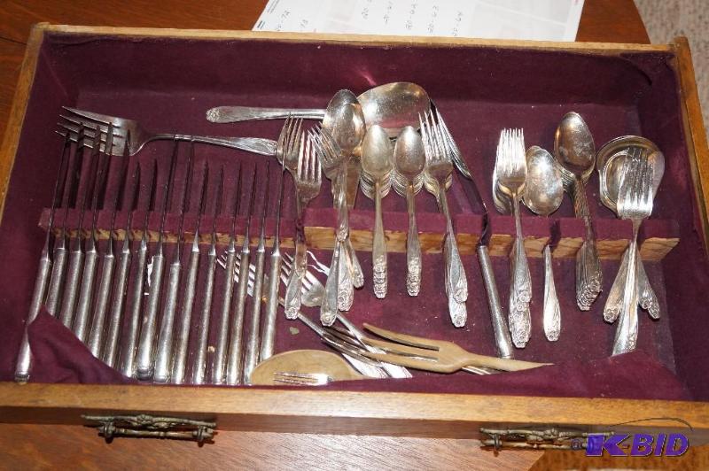lot 56 image: Antique  Vintage 95 Piece Roger Bros. Daffodil Pattern Silver Silverware
