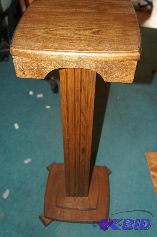 lot 80 image: Solid Oak Pedestal