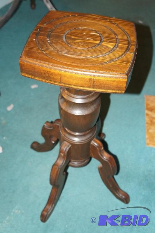 lot 81 image: Footed Wood Pedestal