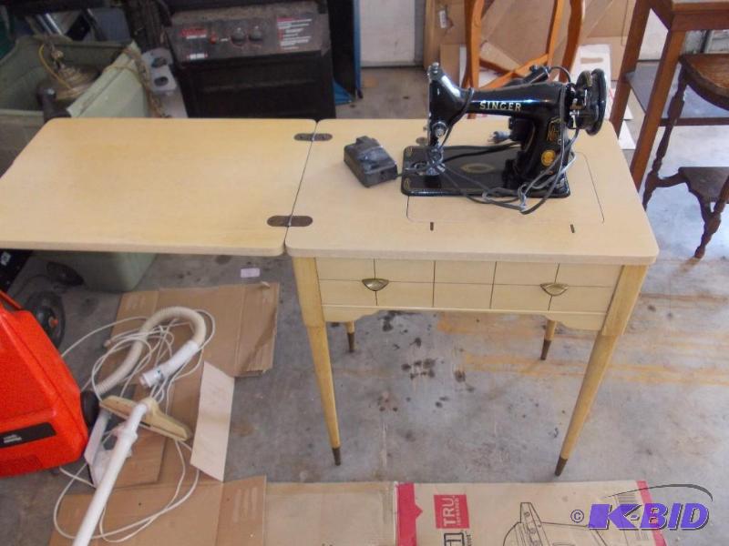 lot 10 image: Vintage Singer Sewing Machine With ...