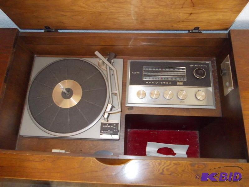 lot 14 image: RCA Victor Console Stereo 65x19x27...