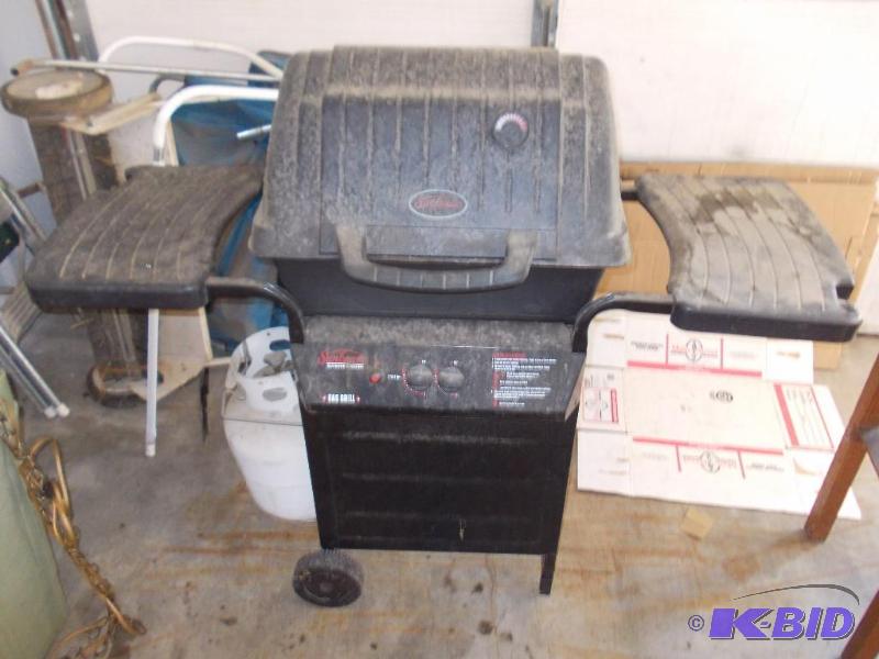 lot 17 image: Sunbeam Gas Grill With Propane Tank...