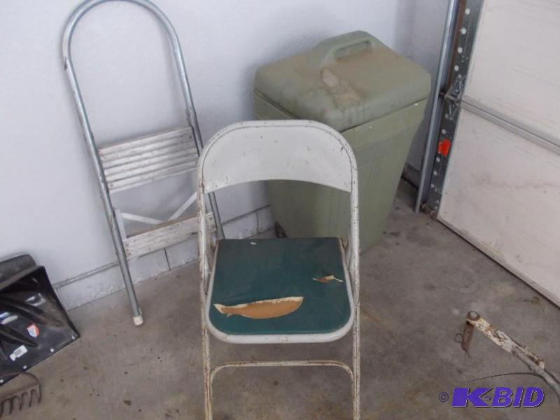 lot 25 image: Step Stool, Garbage Can With Lid, 1...