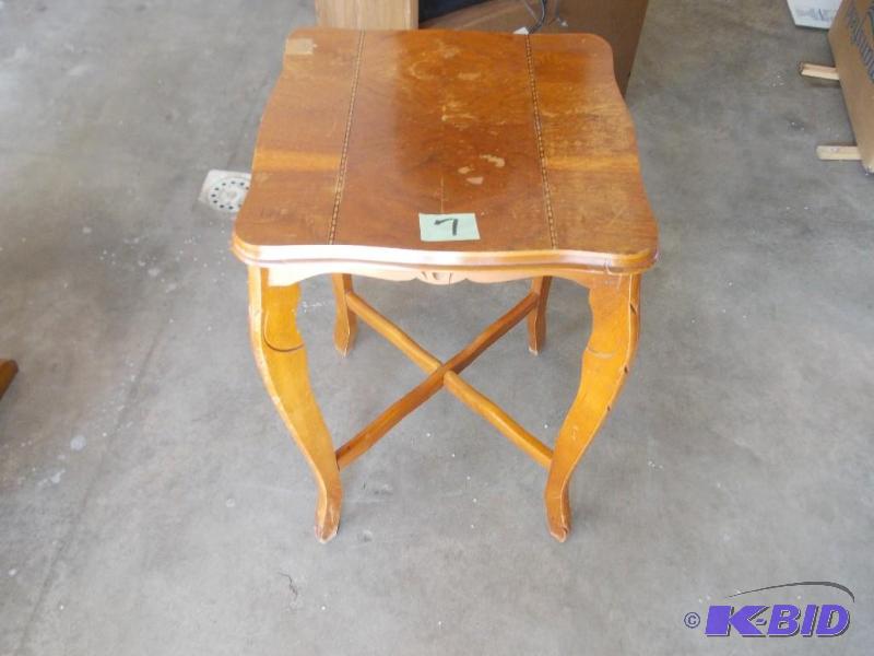 lot 7 image: Vintage Table With Inlay Design 17x...